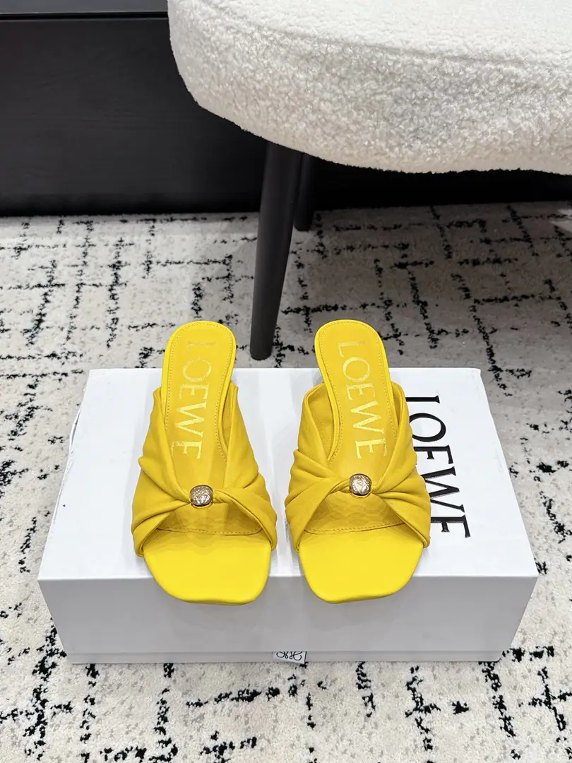 LOEWE Loi Yi Wai. 26/ Spring and summer. Personally wrinkled heels. Cats and sandals. The crazy grass is a little more clean and elegant., ♪ To keep you alive ♪ And the color is pretty., The upper foot is full of gas., He's so handsome and handsome. ✔️Fabulous.: Bullskins. ✔️Uchi.: Lamb skin. ✔️Otsumi!: Italy is a big-ass country. ✔️He's tall.: 4.5cm ✔️Size: 35-41（40.41I'll make sure I don't change it.）