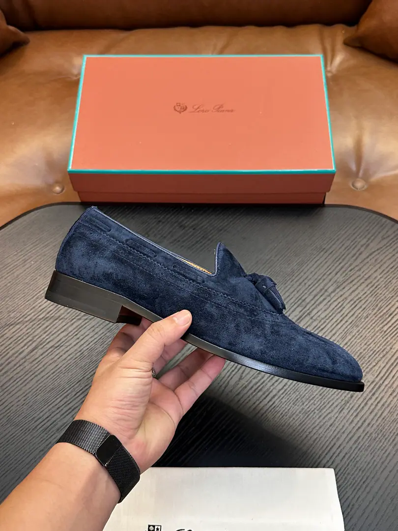 LoroPian*/Noyun.-- Hey, Jaya. LP Travis The man Mokasinbrock carved the shoes.｜This shoe is inspired by the classic English shoe-shoes.｜The light comfort of the man's shoes and the glossy shoe bottom creates a delicate style.｜The fabric is imported with calf skin.｜I'll get some air and get some of that inside of the cow's skin.｜A light and a large skin lifts the comfort of wearing it.｜It's been a long time since I've had air.｜Specially processed leather has a particularly soft hand.｜And still keep it natural.｜A little bit of old look adds a finely elegant shoe.｜It's a perfect match for a leisure model.｜Size: 39-44（38.45.46Do it.）Dollar