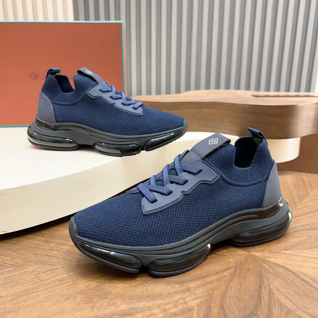 Loro PianaThe man's shoes are a little bit of a veal. LPJogging shoes. The factory's back door is open.！This is a leisure shoe.WindFibre needles., Shows a distinctive stereo effect., Unique layout slightly narrows in the middle, And the details of Nabagh are all in order.. Light-a-breathed soles and edge nails increase ground grab and stability, The functional detail of modern beauty adds a smooth style to the shoes.. Use of thermal molten edge processes on the shoe surface KummelA cushion is embedded inside the soles of light technical material on the external side of the rubber., Make the weights more even, Take off the load between the steps. The leather eye is fixed straight on the sole of the shoe., To ensure stability Back with a cushion., To improve your comfort., The cabinet is full packaging.！ Size: 39–40-41-42-43-44（45.46Make a reservation.）