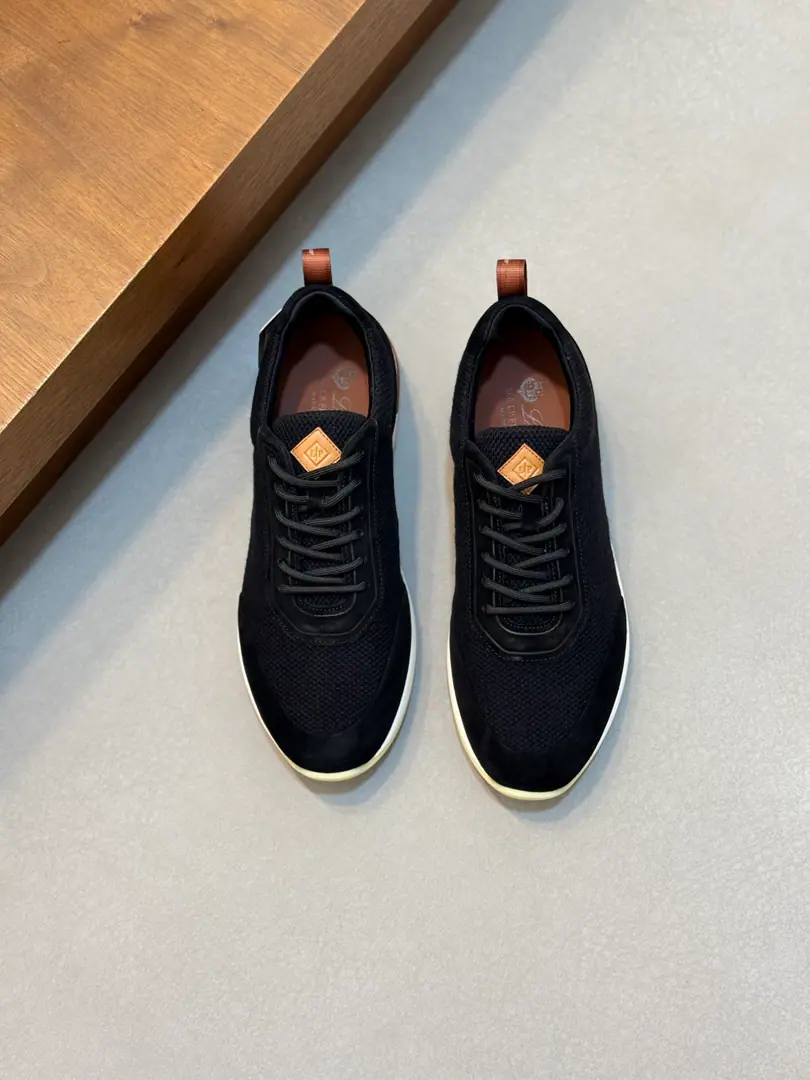 Loro Piana/Noyukia. Autumn walk shoes. The leisure shoe is made of wooled flour., It's a simple handmade one., Shows a distinctive stereo effect.. Unique layout slightly narrows in the middle, And a little bit of smooth cow leather.. LightTPUShoes' soles and edge nails increase ground and stability, The functional detail of modern beauty adds a smooth style to the shoes.. Use of thermal molten edge processes on the shoe surfaceKummel A cushion is embedded inside the soles of light technical material on the external side of the rubber., Make the weights more even, Take off the load between the steps., The leather eye is fixed straight on the sole of the shoe., To ensure stability, Back with a cushion., To improve your comfort.. Full package！ Size: 39-40-41-42-43-44（38.45.46Make a reservation.）