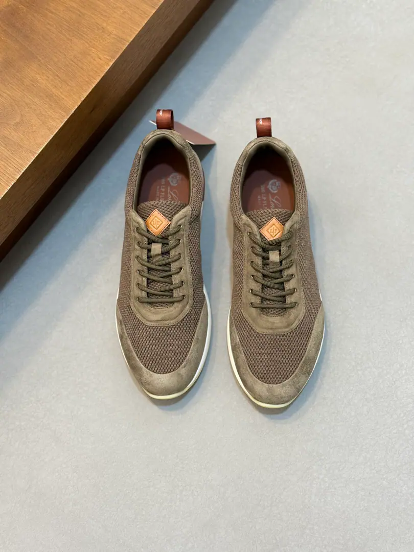Loro Piana/Noyukia. Autumn walk shoes. The leisure shoe is made of wooled flour., It's a simple handmade one., Shows a distinctive stereo effect.. Unique layout slightly narrows in the middle, And a little bit of smooth cow leather.. LightTPUShoes' soles and edge nails increase ground and stability, The functional detail of modern beauty adds a smooth style to the shoes.. Use of thermal molten edge processes on the shoe surfaceKummel A cushion is embedded inside the soles of light technical material on the external side of the rubber., Make the weights more even, Take off the load between the steps., The leather eye is fixed straight on the sole of the shoe., To ensure stability, Back with a cushion., To improve your comfort.. Full package！ Size: 39-40-41-42-43-44（38.45.46Make a reservation.）