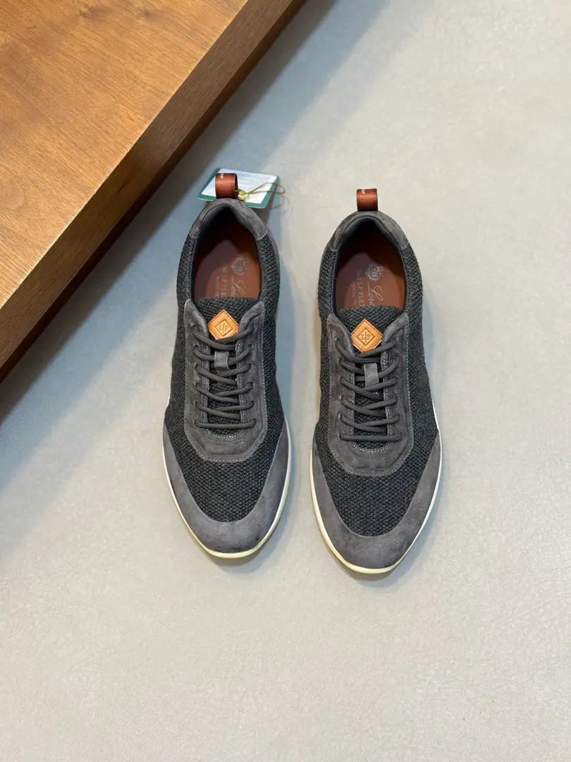Loro Piana/Noyukia. Autumn walk shoes. The leisure shoe is made of wooled flour., It's a simple handmade one., Shows a distinctive stereo effect.. Unique layout slightly narrows in the middle, And a little bit of smooth cow leather.. LightTPUShoes' soles and edge nails increase ground and stability, The functional detail of modern beauty adds a smooth style to the shoes.. Use of thermal molten edge processes on the shoe surfaceKummel A cushion is embedded inside the soles of light technical material on the external side of the rubber., Make the weights more even, Take off the load between the steps., The leather eye is fixed straight on the sole of the shoe., To ensure stability, Back with a cushion., To improve your comfort.. Full package！ Size: 39-40-41-42-43-44（38.45.46Make a reservation.）