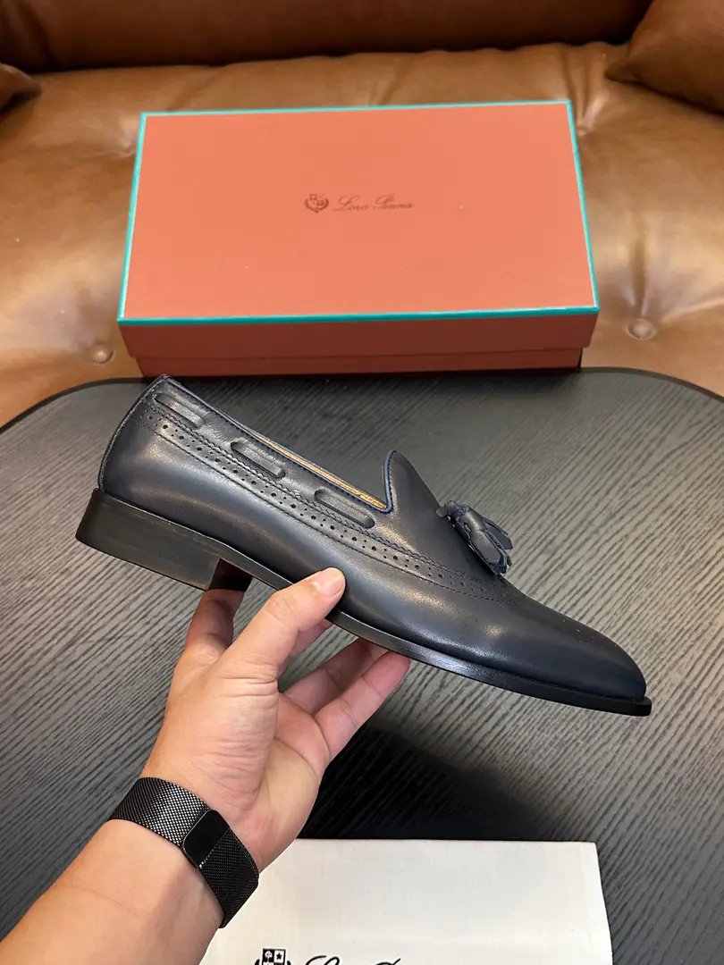 LoroPian*/Noyun.-- Hey, Jaya. LP Travis The man Mokasinbrock carved the shoes.｜This shoe is inspired by the classic English shoe-shoes.｜The light comfort of the man's shoes and the glossy shoe bottom creates a delicate style.｜The fabric is imported with calf skin.｜I'll get some air and get some of that inside of the cow's skin.｜A light and a large skin lifts the comfort of wearing it.｜It's been a long time since I've had air.｜Specially processed leather has a particularly soft hand.｜And still keep it natural.｜A little bit of old look adds a finely elegant shoe.｜It's a perfect match for a leisure model.｜Size: 39-44（38.45.46Do it.）Dollar