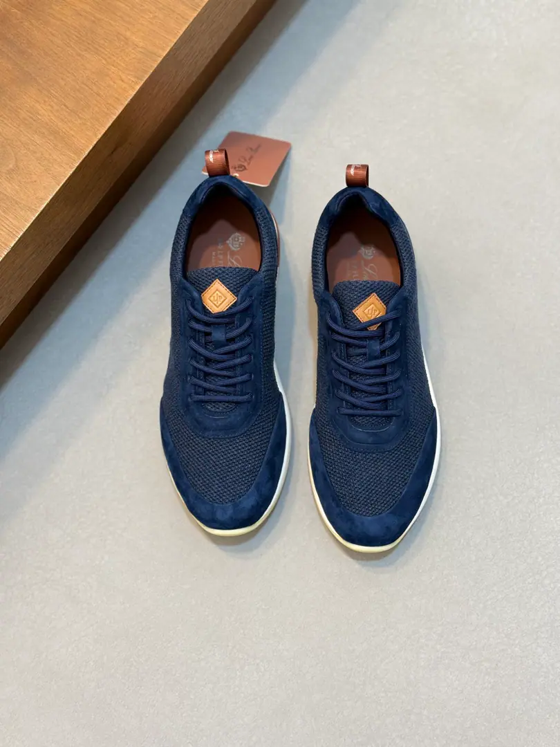 Loro Piana/Noyukia. Autumn walk shoes. The leisure shoe is made of wooled flour., It's a simple handmade one., Shows a distinctive stereo effect.. Unique layout slightly narrows in the middle, And a little bit of smooth cow leather.. LightTPUShoes' soles and edge nails increase ground and stability, The functional detail of modern beauty adds a smooth style to the shoes.. Use of thermal molten edge processes on the shoe surfaceKummel A cushion is embedded inside the soles of light technical material on the external side of the rubber., Make the weights more even, Take off the load between the steps., The leather eye is fixed straight on the sole of the shoe., To ensure stability, Back with a cushion., To improve your comfort.. Full package！ Size: 39-40-41-42-43-44（38.45.46Make a reservation.）