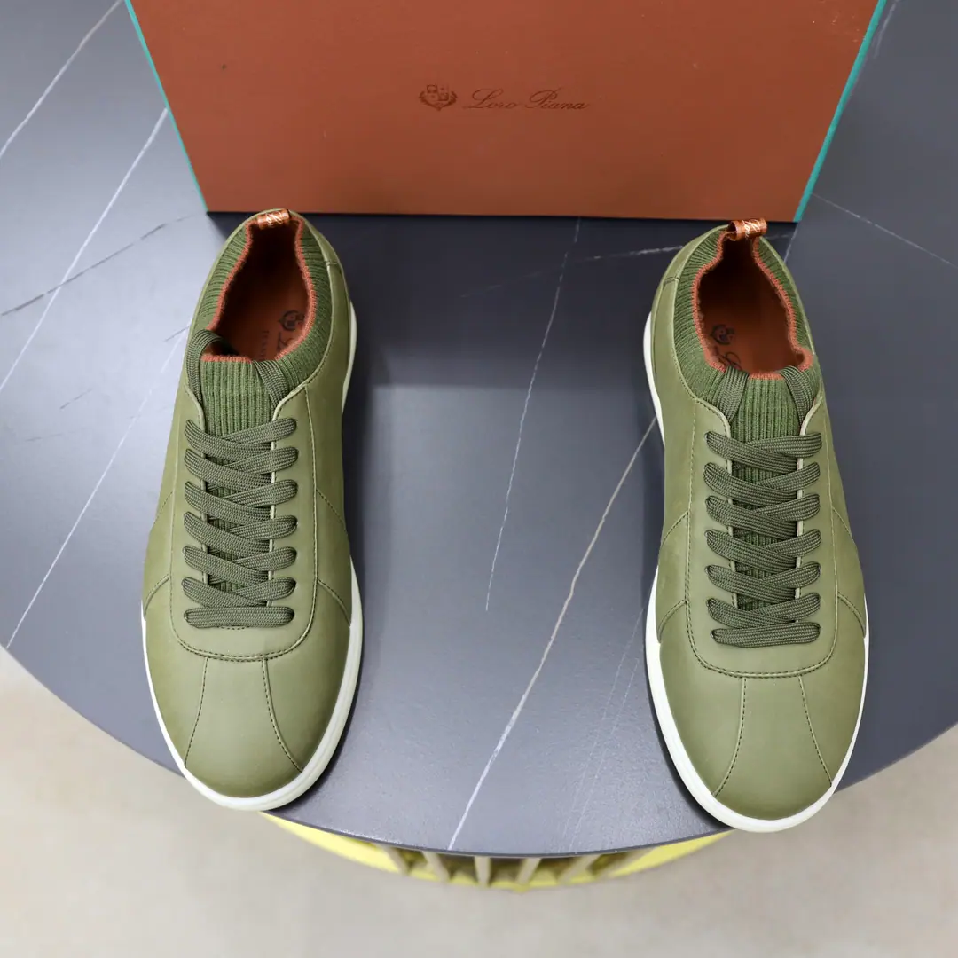 Get out of the factory. LP It's a new home. Loro Pian* Noyun.*- Hey, Jaya. Soho Walk Men's training shoes. Official sales price RMB, This leisure shoe is made of a small-filled cow's skin.. It's light and light., Soft and cozy., The shoe mouth is coupled with the shoe tongue with high-density double-coloured stitches., There's a back heel. KummelColour original knitting rings Shows a distinctive stereo effect., Unique layout slightly narrows in the middle, And with the same material details, I'll put a little eye on my shoe.. Original Open Model Light TPU Rubber soles and nails enhance ground grab and stability, The most beautiful feature of modern beauty is the warmth of the function. Back with a cushion., To improve your comfort., The cabinet is full packaging and sale. Multi-Currently Optional！ Standard cabinet number: 38-44# （45🉑I'll make sure I don't change it.）