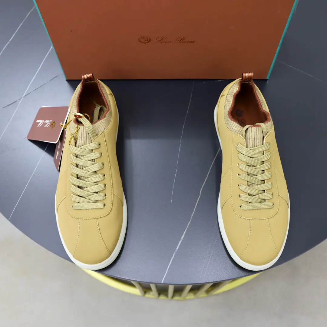 Get out of the factory. LP It's a new home. Loro Pian* Noyun.*- Hey, Jaya. Soho Walk Men's training shoes. Official sales price RMB, This leisure shoe is made of a small-filled cow's skin.. It's light and light., Soft and cozy., The shoe mouth is coupled with the shoe tongue with high-density double-coloured stitches., There's a back heel. KummelColour original knitting rings Shows a distinctive stereo effect., Unique layout slightly narrows in the middle, And with the same material details, I'll put a little eye on my shoe.. Original Open Model Light TPU Rubber soles and nails enhance ground grab and stability, The most beautiful feature of modern beauty is the warmth of the function. Back with a cushion., To improve your comfort., The cabinet is full packaging and sale. Multi-Currently Optional！ Standard cabinet number: 38-44# （45🉑I'll make sure I don't change it.）