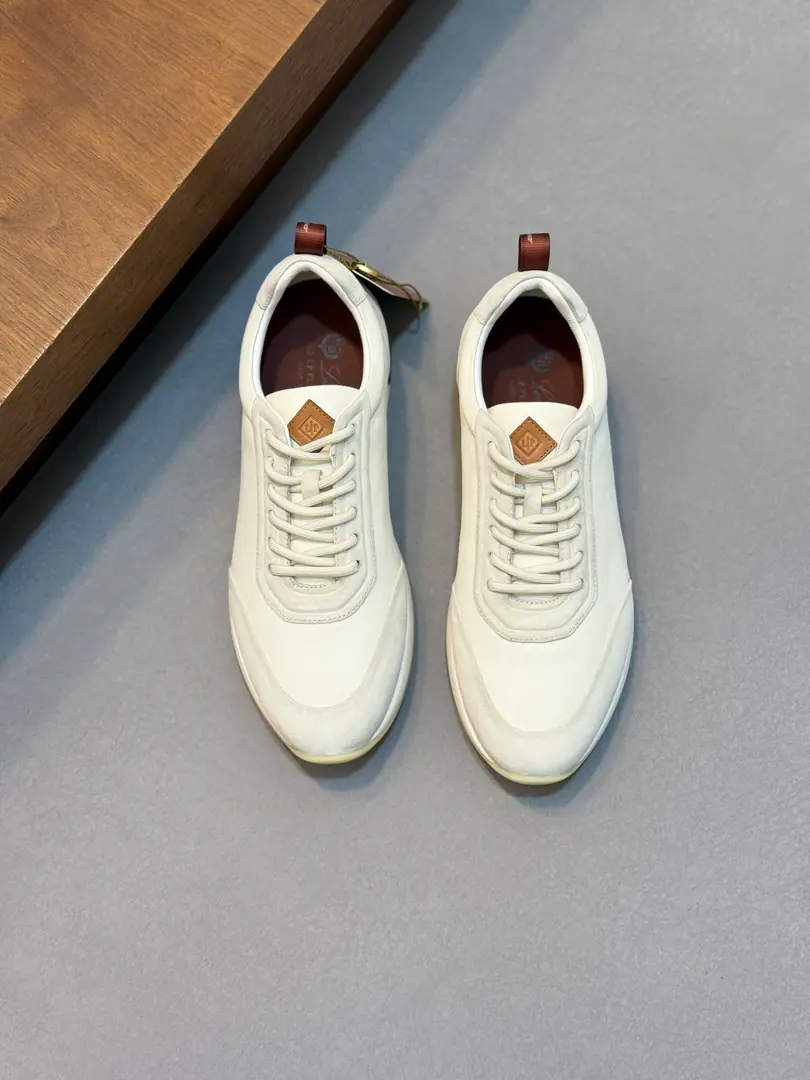 Loro Piana/Noyukia. Autumn walk shoes. The leisure shoe is made of wooled flour., It's a simple handmade one., Shows a distinctive stereo effect.. Unique layout slightly narrows in the middle, And a little bit of smooth cow leather.. LightTPUShoes' soles and edge nails increase ground and stability, The functional detail of modern beauty adds a smooth style to the shoes.. Use of thermal molten edge processes on the shoe surfaceKummel A cushion is embedded inside the soles of light technical material on the external side of the rubber., Make the weights more even, Take off the load between the steps., The leather eye is fixed straight on the sole of the shoe., To ensure stability, Back with a cushion., To improve your comfort.. Full package！ Size: 39-40-41-42-43-44（38.45.46Make a reservation.）