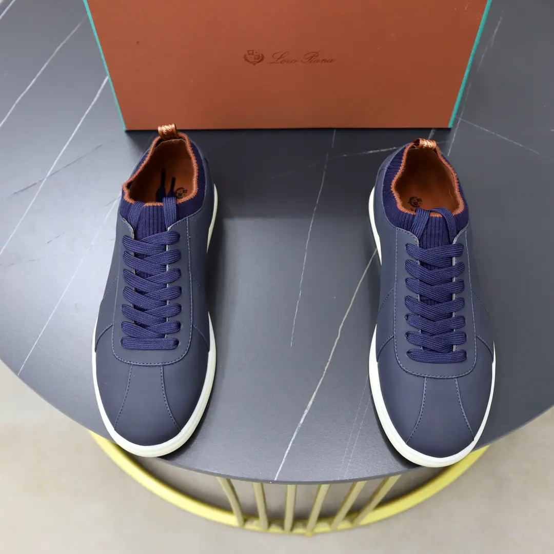 Get out of the factory. LP It's a new home. Loro Pian* Noyun.*- Hey, Jaya. Soho Walk Men's training shoes. Official sales price RMB, This leisure shoe is made of a small-filled cow's skin.. It's light and light., Soft and cozy., The shoe mouth is coupled with the shoe tongue with high-density double-coloured stitches., There's a back heel. KummelColour original knitting rings Shows a distinctive stereo effect., Unique layout slightly narrows in the middle, And with the same material details, I'll put a little eye on my shoe.. Original Open Model Light TPU Rubber soles and nails enhance ground grab and stability, The most beautiful feature of modern beauty is the warmth of the function. Back with a cushion., To improve your comfort., The cabinet is full packaging and sale. Multi-Currently Optional！ Standard cabinet number: 38-44# （45🉑I'll make sure I don't change it.）