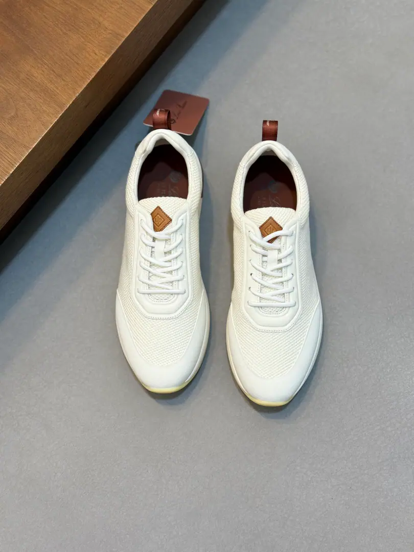 Loro Piana/Noyukia. Autumn walk shoes. The leisure shoe is made of wooled flour., It's a simple handmade one., Shows a distinctive stereo effect.. Unique layout slightly narrows in the middle, And a little bit of smooth cow leather.. LightTPUShoes' soles and edge nails increase ground and stability, The functional detail of modern beauty adds a smooth style to the shoes.. Use of thermal molten edge processes on the shoe surfaceKummel A cushion is embedded inside the soles of light technical material on the external side of the rubber., Make the weights more even, Take off the load between the steps., The leather eye is fixed straight on the sole of the shoe., To ensure stability, Back with a cushion., To improve your comfort.. Full package！ Size: 39-40-41-42-43-44（38.45.46Make a reservation.）