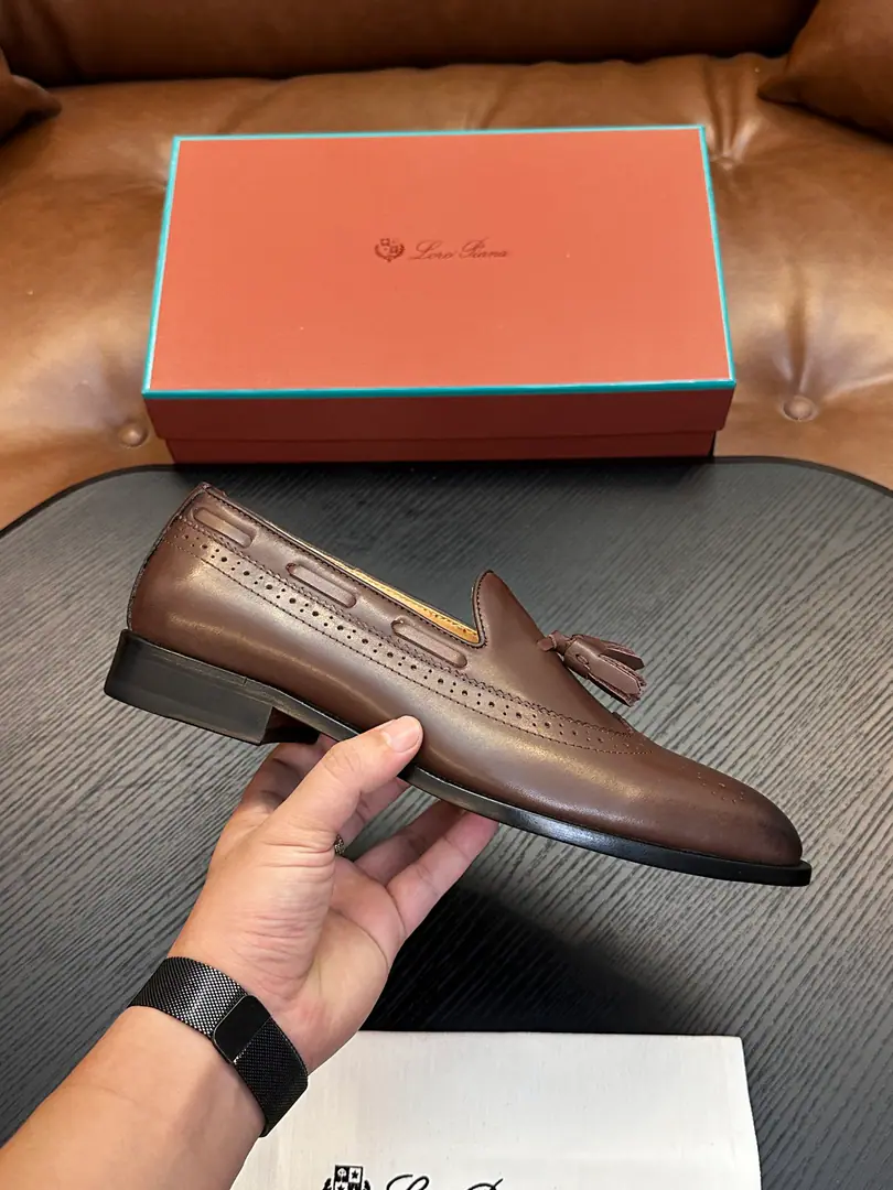 LoroPian*/Noyun.-- Hey, Jaya. LP Travis The man Mokasinbrock carved the shoes.｜This shoe is inspired by the classic English shoe-shoes.｜The light comfort of the man's shoes and the glossy shoe bottom creates a delicate style.｜The fabric is imported with calf skin.｜I'll get some air and get some of that inside of the cow's skin.｜A light and a large skin lifts the comfort of wearing it.｜It's been a long time since I've had air.｜Specially processed leather has a particularly soft hand.｜And still keep it natural.｜A little bit of old look adds a finely elegant shoe.｜It's a perfect match for a leisure model.｜Size: 39-44（38.45.46Do it.）Dollar