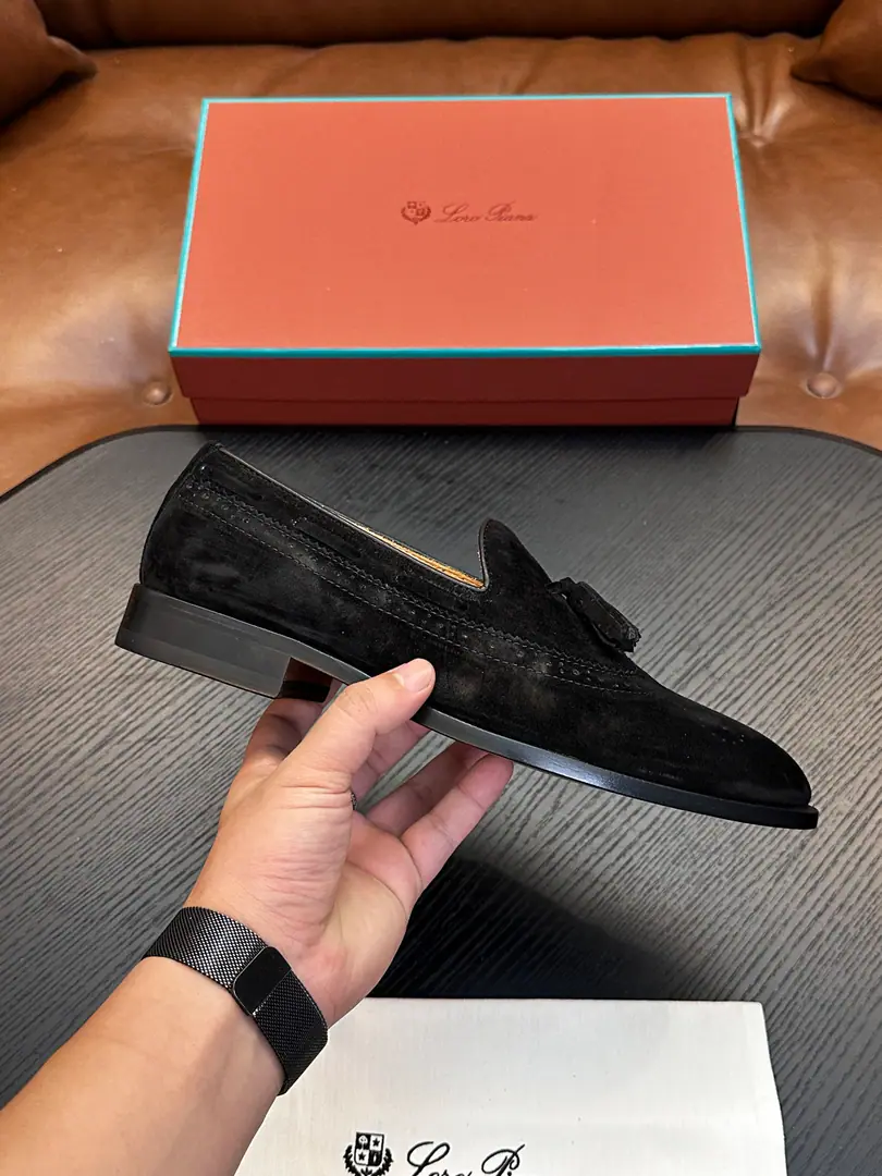 LoroPian*/Noyun.-- Hey, Jaya. LP Travis The man Mokasinbrock carved the shoes.｜This shoe is inspired by the classic English shoe-shoes.｜The light comfort of the man's shoes and the glossy shoe bottom creates a delicate style.｜The fabric is imported with calf skin.｜I'll get some air and get some of that inside of the cow's skin.｜A light and a large skin lifts the comfort of wearing it.｜It's been a long time since I've had air.｜Specially processed leather has a particularly soft hand.｜And still keep it natural.｜A little bit of old look adds a finely elegant shoe.｜It's a perfect match for a leisure model.｜Size: 39-44（38.45.46Do it.）Dollar
