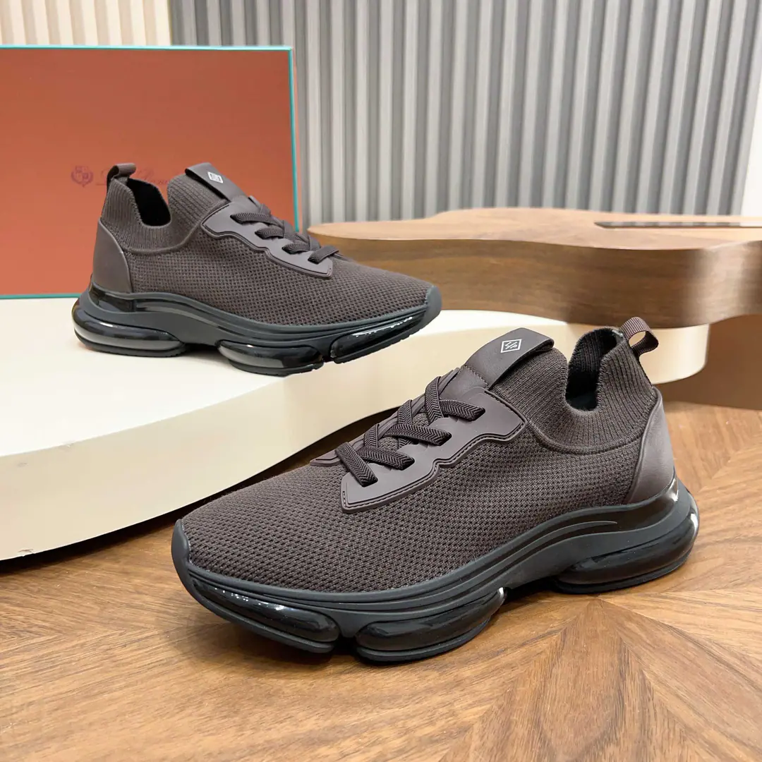 Loro PianaThe man's shoes are a little bit of a veal. LPJogging shoes. The factory's back door is open.！This is a leisure shoe.WindFibre needles., Shows a distinctive stereo effect., Unique layout slightly narrows in the middle, And the details of Nabagh are all in order.. Light-a-breathed soles and edge nails increase ground grab and stability, The functional detail of modern beauty adds a smooth style to the shoes.. Use of thermal molten edge processes on the shoe surface KummelA cushion is embedded inside the soles of light technical material on the external side of the rubber., Make the weights more even, Take off the load between the steps. The leather eye is fixed straight on the sole of the shoe., To ensure stability Back with a cushion., To improve your comfort., The cabinet is full packaging.！ Size: 39–40-41-42-43-44（45.46Make a reservation.）