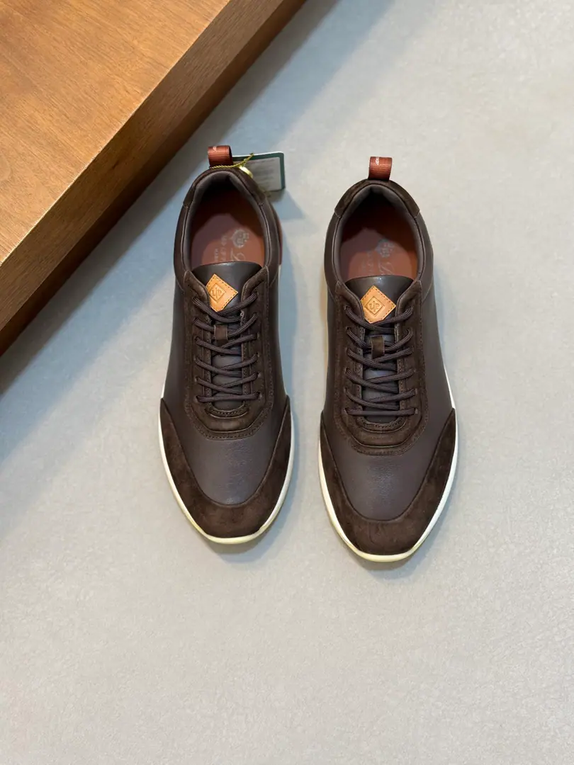 Loro Piana/Noyukia. Autumn walk shoes. The leisure shoe is made of wooled flour., It's a simple handmade one., Shows a distinctive stereo effect.. Unique layout slightly narrows in the middle, And a little bit of smooth cow leather.. LightTPUShoes' soles and edge nails increase ground and stability, The functional detail of modern beauty adds a smooth style to the shoes.. Use of thermal molten edge processes on the shoe surfaceKummel A cushion is embedded inside the soles of light technical material on the external side of the rubber., Make the weights more even, Take off the load between the steps., The leather eye is fixed straight on the sole of the shoe., To ensure stability, Back with a cushion., To improve your comfort.. Full package！ Size: 39-40-41-42-43-44（38.45.46Make a reservation.）
