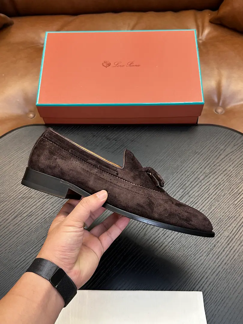 LoroPian*/Noyun.-- Hey, Jaya. LP Travis The man Mokasinbrock carved the shoes.｜This shoe is inspired by the classic English shoe-shoes.｜The light comfort of the man's shoes and the glossy shoe bottom creates a delicate style.｜The fabric is imported with calf skin.｜I'll get some air and get some of that inside of the cow's skin.｜A light and a large skin lifts the comfort of wearing it.｜It's been a long time since I've had air.｜Specially processed leather has a particularly soft hand.｜And still keep it natural.｜A little bit of old look adds a finely elegant shoe.｜It's a perfect match for a leisure model.｜Size: 39-44（38.45.46Do it.）Dollar