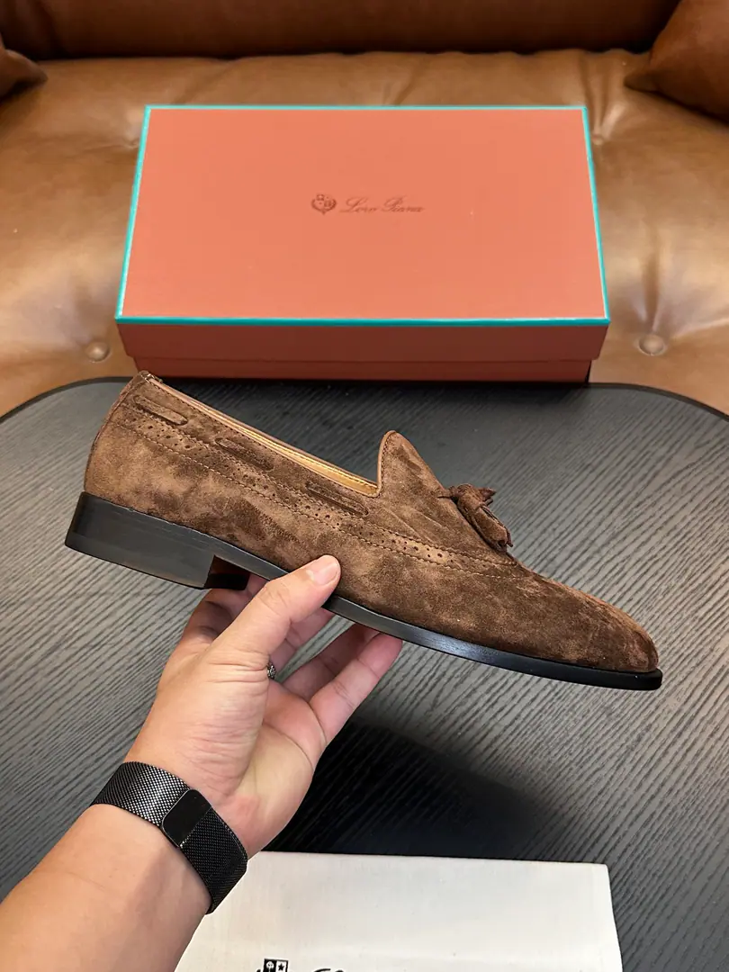 LoroPian*/Noyun.-- Hey, Jaya. LP Travis The man Mokasinbrock carved the shoes.｜This shoe is inspired by the classic English shoe-shoes.｜The light comfort of the man's shoes and the glossy shoe bottom creates a delicate style.｜The fabric is imported with calf skin.｜I'll get some air and get some of that inside of the cow's skin.｜A light and a large skin lifts the comfort of wearing it.｜It's been a long time since I've had air.｜Specially processed leather has a particularly soft hand.｜And still keep it natural.｜A little bit of old look adds a finely elegant shoe.｜It's a perfect match for a leisure model.｜Size: 39-44（38.45.46Do it.）Dollar