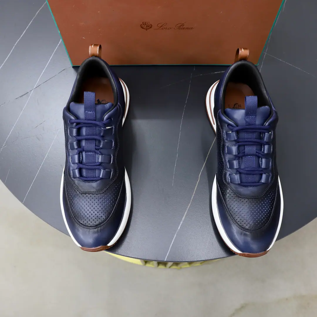 Get out of the factory. 【𝐥𝐨𝐫𝐨 𝐏𝐢𝐚𝐧𝐚 】lpClassic LeFoo shoes., Italian Treasure brand., Wear them to know we can't fail our feet., The shoe is imported into the cattle and the skin is changed manually., In the skin of the watered cow.➕Skins and feet. The official original., The locket.. Unique original packaging（The medal.➕Brand paper➕Outbox➕Handbag.）Codes: 38-45（38.45.Do it.）