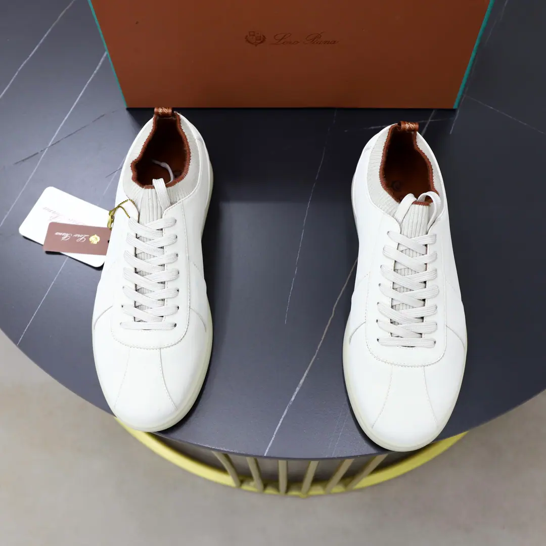 Get out of the factory. LP It's a new home. Loro Pian* Noyun.*- Hey, Jaya. Soho Walk Men's training shoes. Official sales price RMB, This leisure shoe is made of a small-filled cow's skin.. It's light and light., Soft and cozy., The shoe mouth is coupled with the shoe tongue with high-density double-coloured stitches., There's a back heel. KummelColour original knitting rings Shows a distinctive stereo effect., Unique layout slightly narrows in the middle, And with the same material details, I'll put a little eye on my shoe.. Original Open Model Light TPU Rubber soles and nails enhance ground grab and stability, The most beautiful feature of modern beauty is the warmth of the function. Back with a cushion., To improve your comfort., The cabinet is full packaging and sale. Multi-Currently Optional！ Standard cabinet number: 38-44# （45🉑I'll make sure I don't change it.）