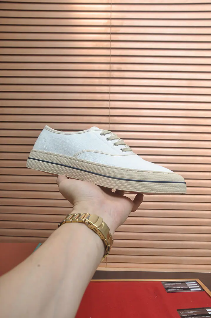Get out of the factory. 【𝐥𝐨𝐫𝐨 𝐏𝐢𝐚𝐧𝐚 】lpClassic couple LeFoo shoes., Italian Treasure brand., The only brand that matches Ames.！Wear them to know we can't fail our feet., Shoe-side imported fabric Official original glass floor, The locket.. Unique original packaging（The medal.➕Brand paper➕Outbox➕Handbag.）Codes: Women35-41.Men38-46(Women41.Men45.46.Do it.）