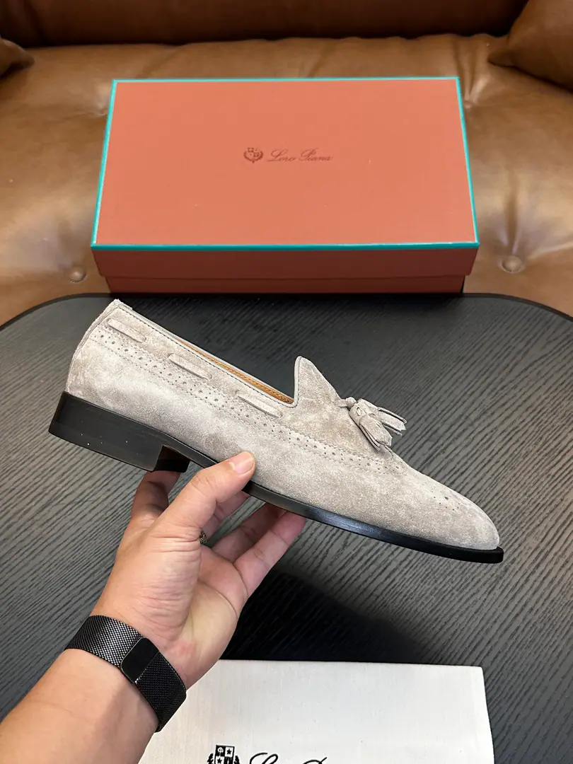 LoroPian*/Noyun.-- Hey, Jaya. LP Travis The man Mokasinbrock carved the shoes.｜This shoe is inspired by the classic English shoe-shoes.｜The light comfort of the man's shoes and the glossy shoe bottom creates a delicate style.｜The fabric is imported with calf skin.｜I'll get some air and get some of that inside of the cow's skin.｜A light and a large skin lifts the comfort of wearing it.｜It's been a long time since I've had air.｜Specially processed leather has a particularly soft hand.｜And still keep it natural.｜A little bit of old look adds a finely elegant shoe.｜It's a perfect match for a leisure model.｜Size: 39-44（38.45.46Do it.）Dollar