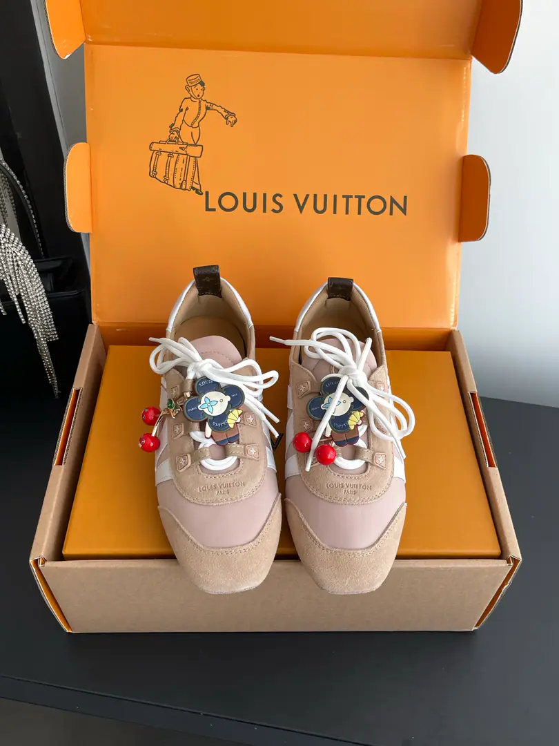 [🍒Append➕60] 🏧𝐋𝐕 SneakerinaThe ballet shoes. Flat shoes, leisure shoes. Paragraph LV Sneakerina Ballet sneakers for summer., Will Monogram Daningbu is a fine match with the same colored cow leather.. The pair of shoes with the color. Monogram Flowers hanging, It's a fun one.. Sides are accelerator. LV Letter and rubber Louis Vuitton logo, The distinctive features of the current design. Monogram Daning's fabric./Cow leather./A leather belt. Louis Vuitton ElementsSacchetto Process infusion TPU Outside Codes: 35-39（40.41Do it.）