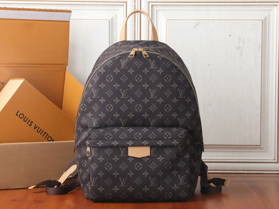 【 C01Dynamic chip】Top First List, Development of the original M2A ✨‼️This one. Track Backpack MM By Louis Vuitton Silk Tech Manufacturing, It's light and solid., And it's also a soft and delicate touch like a luxury fabric.. The material is made of silk and nylon., A fine balance between functional performance and softness.. The bag design is inspired by the student's easy-backed style of the book bag., It's from Fall.·What Williams saw on the train from Paris to London.. 34 x 46 x 21CM (Length x High x Kuan) MonogramPattern Louis Vuitton Silk Tech (51% Skye./49% Reborn nylons.) By the natural cortex of cattle. In the tear-proof shirt. Gold Metal Properties Main Layer Zip Design Heads up the zippers. Built-in-the-box for placement14Inches of laptops Two built-in packages Harden the back. A stamina with a stamina.