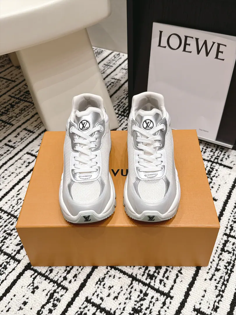 Requisition level #Female Louis Vuitton Run Away 26/New paragraph Leisure sports shoes​​ This is... ​​Louis Vuitton Run Away Sports shoes​​, White net shoes with silver leather., A light blue dot in the shoe tongue and shoelaces., Dark design, Both the tongue and the side of the shoe. LV Circle logo. The whole thing... LV Two years of a hot, old-fashioned shoe.. The shoes are not bad., A few key points. ​​Quite new.​​: White + Silver + The blue color is very good., Summer is a perfect dress.. ​​We're getting thicker.​​: It's a certain increase., But it's not that big a deal., It's natural to wear it everyday.. ​​I'm gonna get some air.​​: It's not boring in summer., Comfort is good in the same price.. ​​More colours​​: Except for this white blue color., And black and white., Pink, Full white waiting for multiple colours. Size: 35-39（40.41I'll make sure I don't change it.）