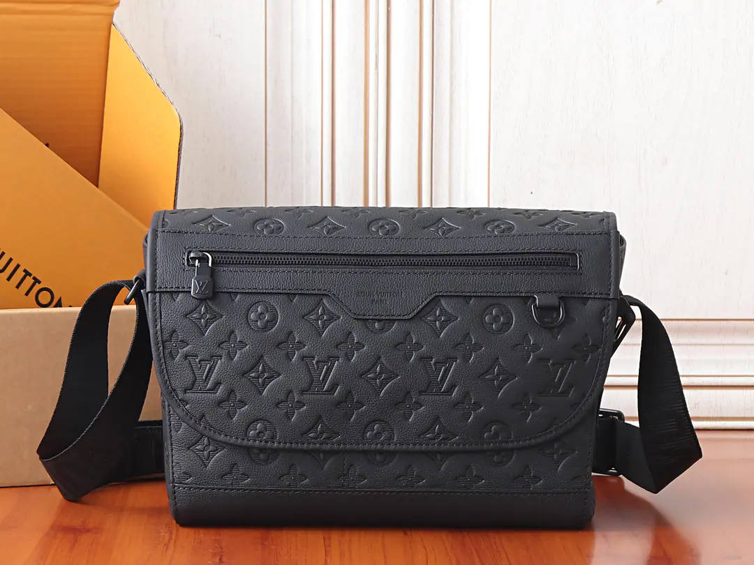 【 C01Dynamic chip】Top First List, Development of the original M28781✨‼️Courrier Postman's bag was removed from the classic postal kit., By Monogram Shadow It's made of leather.. You can take phones from the zipper bag outside the top and the pocket below the top., The keys are all we need., There's plenty of main partitions and adjustable shoulder belts.. 37 x 27 x 12 centimetres (Length x High x Kuan) Triple silk process Monogram Shadow Cow leather. The leather side of the cow. Built liner Metal The caps are with the zipper. The top is covered with a front-end bag. The large main partition is available. 11 Inches flatboard computer Inline bag The front is all right. D Circle Disableable, Regable shoulder belt Shoulder belt.: Undismantable, Adjustable Half a length of the belt can be moved.: 70.0 centimetres