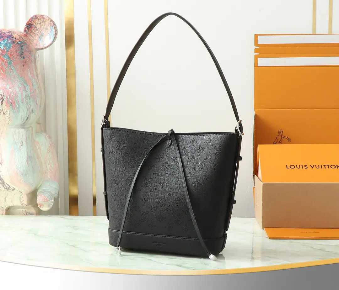【 Top First List It's so exclusive.】M12139 Black（Hit the hole.）M12140 Gray（Hit the hole.）Flore Handbag., I'll introduce you to the new one.FloreHandbag, Modern water barrel contour design, It's practical and delicate.. It's byMahinaCow skin made., - I'm piercing it.HouseSignalMonogramPattern, And a silver piece of hardware.. Multifunctional shapes are fixed by a closed, There's a zipper pocket inside., For storage of valuables. Dimensions: 28 x 27 x 10centimetres
