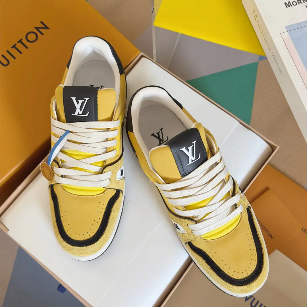 Top Version: Couple money. LV TARINELouis Vuitton. Donkey. LHome. Couple money. Leisure Sports shoes Skis. Original procurement development Make the goods. Paragraph LV Trainer The sports shoes are inspired by the leather of a peared cow to recreate the ancient basketball shoes., And then we'll make it out in bright colors. LV Colormania Series Identity. Shoe. LV Alphabet and external Monogram The rubber labels, flowers and so on, perfected the whole thing. Send a cabinet for fine packaging🛍📦 ▪️Fabulous.: Original customized import of head-level cattle skin ▪️Uchi.: The original custom-made air network. ▪️Otsumi!: Original Open Model Slide-InTPUGroup Bottom ▪️Bottom: 3CM ▪️Size: Female35-41 / Men38-46