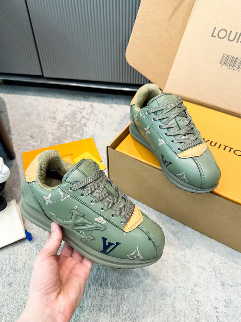 ❤️Couple money. Louis Vuiton Louis Wittenfield's joint show-off fat-ding-ass sports shoes. Gumps. High-end version This series includes a series of sports shoes from the simple style of the game to the popular sneakers. LV It's a sign of its thickness and modern beauty. The other formulas are luxuries, skins. - It's a leather and canvas. Some sneakers are designed with a sense of future. It's a function and comfort. And move on to the sports-style luxury shoes. Every detail is as it is.1:1Development Fashion original custom-made head-decked cow skin Inside, in the air network. The original shoe bottom is skating.TPUMaterial Bottom: 3CM Codes: Women35-40 （Women40I'll make sure I don't change it.） Men39-45 （Men45I'll make sure I don't change it.）