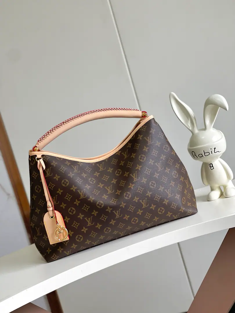 【Outside Haiwon‬Single A home of the truth.‬Shoot.】Development of the original✨‼️AgainHandbag., That's right.2010Marked for the first time in the yearArtsyA completely new interpretation of design, Now it's more flexible., More symbolic., And the process is more sophisticated.. This bag is rooted in...LVIt's...DNA, Through the classics.Monogram- The canvas., Hand-wounded handhelds and customable name labels, To Louis Vuitton for his fine work.. It's wide-scale., It's enough to hold a laptop., Multiple pockets visible after opening. Gold hooks can be used to hang fancy accessories.！！Model:M25877. Dimensions:50x30x15.5CM