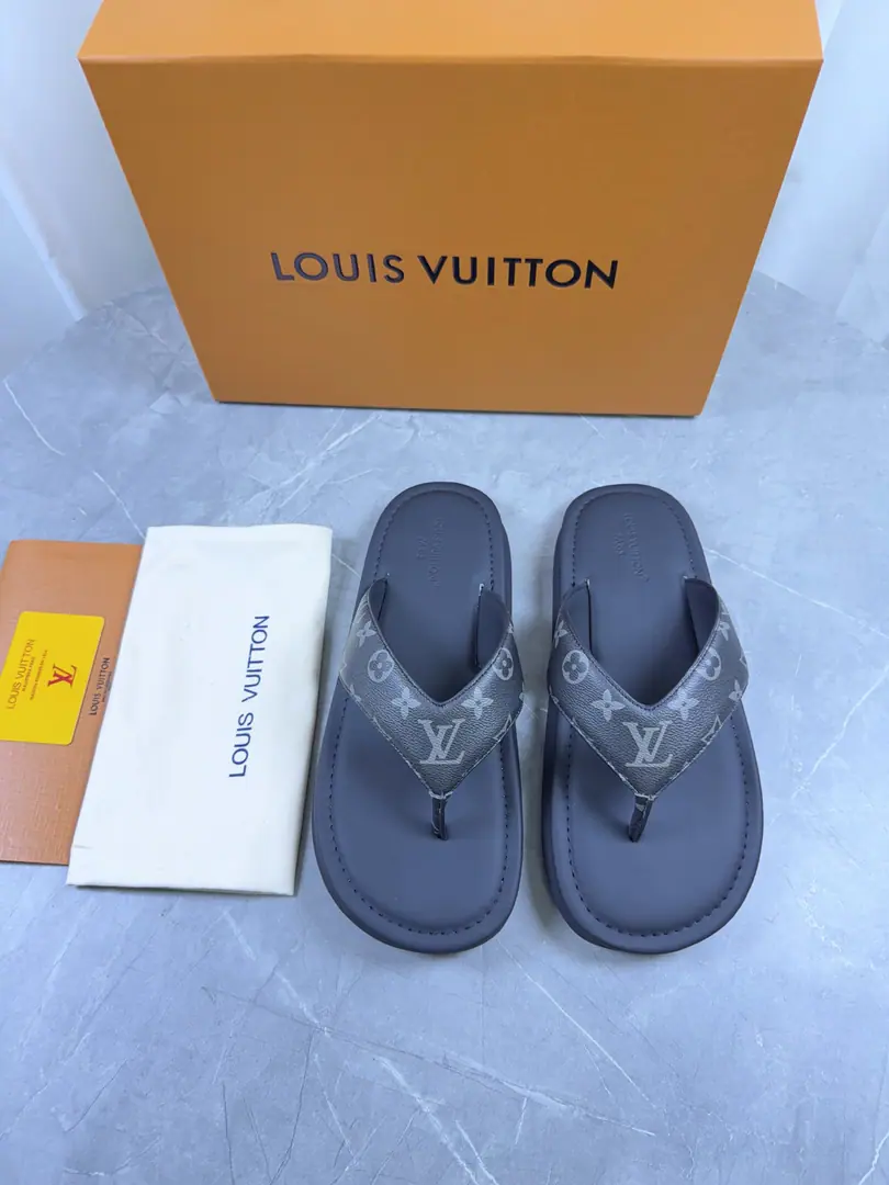 🌈LV | Louis Vuitton. ²⁰²³ 𝐬𝐬 🧡💚2026Spring and summer. Top Version‼️Original unamended The owner of the counter is making a new payment. Bread slippers. New hardware.🆕 ❥Requisition level！It's a great sense of excellence.！A huge amount of money from domestic and international bloggers., Old and fashionable. The upper toe blew up.！The boss's push.★ ━━━━━ ЅᏇєєt ━━━━━ ▪️Shoe.: Original-made cow-coloured fabric ▪️Uchi.: In sheep. ▪️Otsumi!: Rubber bubbles are high-end, deep-ground. ▪️Shoes.: 38-47（46-47Custom without re-offer）Batch