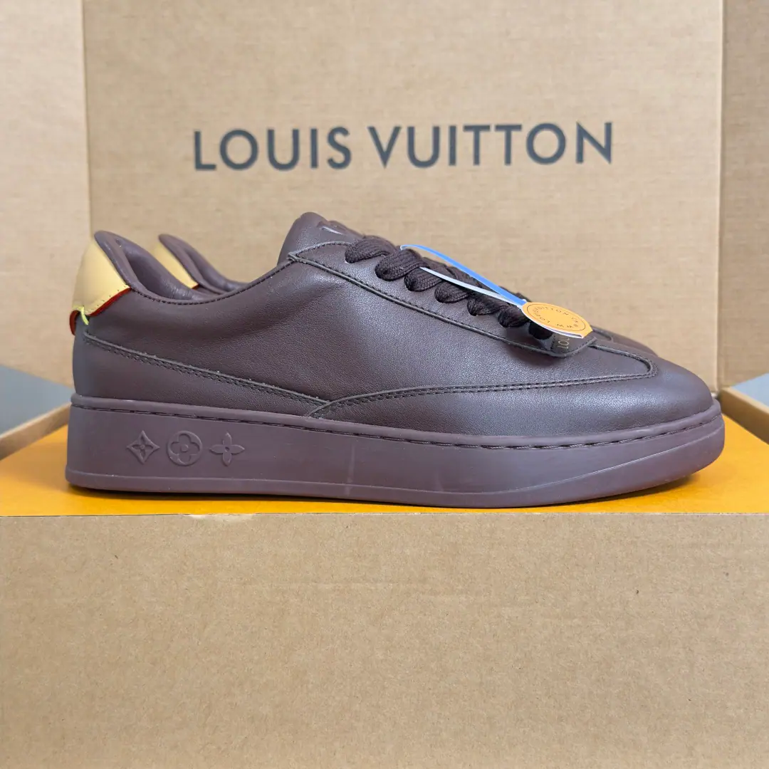 Top Version LVLouis Vuitton. LHome. Donkey. FlashSeries Couple money. Leisure Sports shoes - Tetsu. Paragraph LV Flash The sneakers are in a simple fashion. 2026 Spring and summer series. The leather on the face of the leather shoes is integrated into a sewn line and branded tattoo., I'm inspired by Louis Widden's leather.. Same-colour rubber outside. Monogram Flowers. Send a cabinet for fine packaging🛍📦 ▪️Fabulous.: Original customized import of head-level cattle skin ▪️Uchi.: Imports of soft sheep skins ▪️Shoes under the sole.: Original modeling of slide-resistant rubber material ▪️Bottom: 3cm ▪️Size: Female35-41 / Men39-45（46Custom