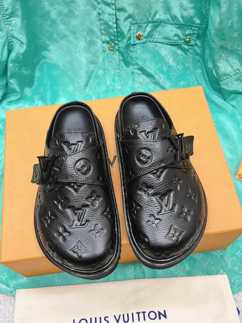 🐼 Female size Men 《Unique top version》 Louis VuittonLouis Vuitton. LvThe slipper. 2023Spring and summer's latest boom series.……【The couple's colored and the flowers are drowsing.】 High-level lazyness., I'm not tired of watching., Fashion Fill！The details are felt in your heart. ❶Fabulous.:Original Open VC➕Press FlowersLoGoProcesso ❷Uchi.:Lamb skin. ❸Bottom:Original Open UBubbles ❹Otsumi!:Original Open U➕ VCnegative combination ❺Codes:Female size35-40（40Custom）. Men38-45（45Custom）