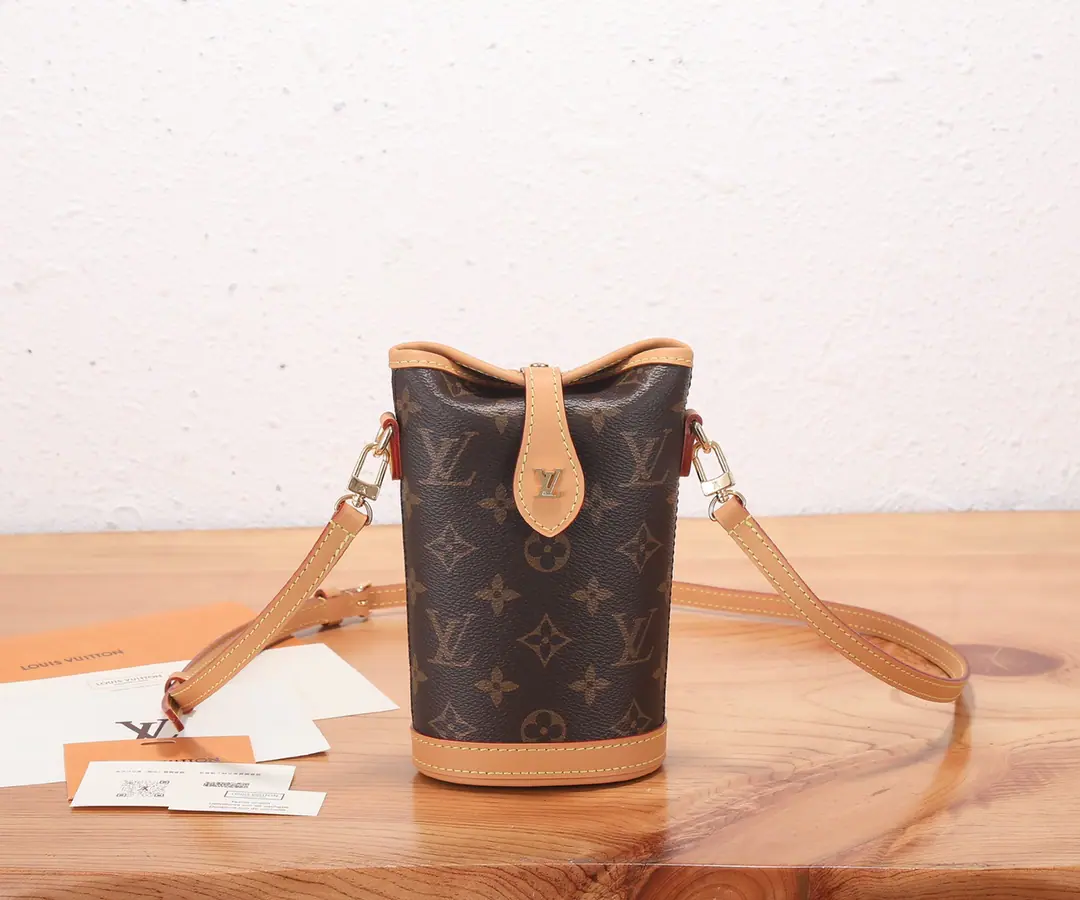 P👉Variable chip version‼️Top First List, Enhanced version‼️This section Fold Me With your handbag. Monogram The canvas and the leather., To put a rectangular envelope on the bottom of an elliptical, Then perfect the Linglong configuration with a folded magnet button., To accommodate daily needs, It's a retold and a practical function.. Multiple back-to-back options for disassemble and readjusted shoulder belts. Model: M80874Dimensions: 14.5 x 18 x 6.5 centimetres (Length x High x Kuan)