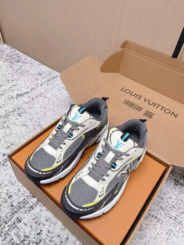 Top Version LV trainer~~New Upgrade~~Classic Return❗ Couple money., Skis., Basketball shoes., Sports shoes…… LVNew Sports Series. The reenactment.. Into the family's many classics.. Super handsome.~~ Full leather fabric., MatchLvThe badge., In the airnet., Original Base, Original shoes,, More details are perfect for the big stuff. size: 39—46（Men46Do it.）