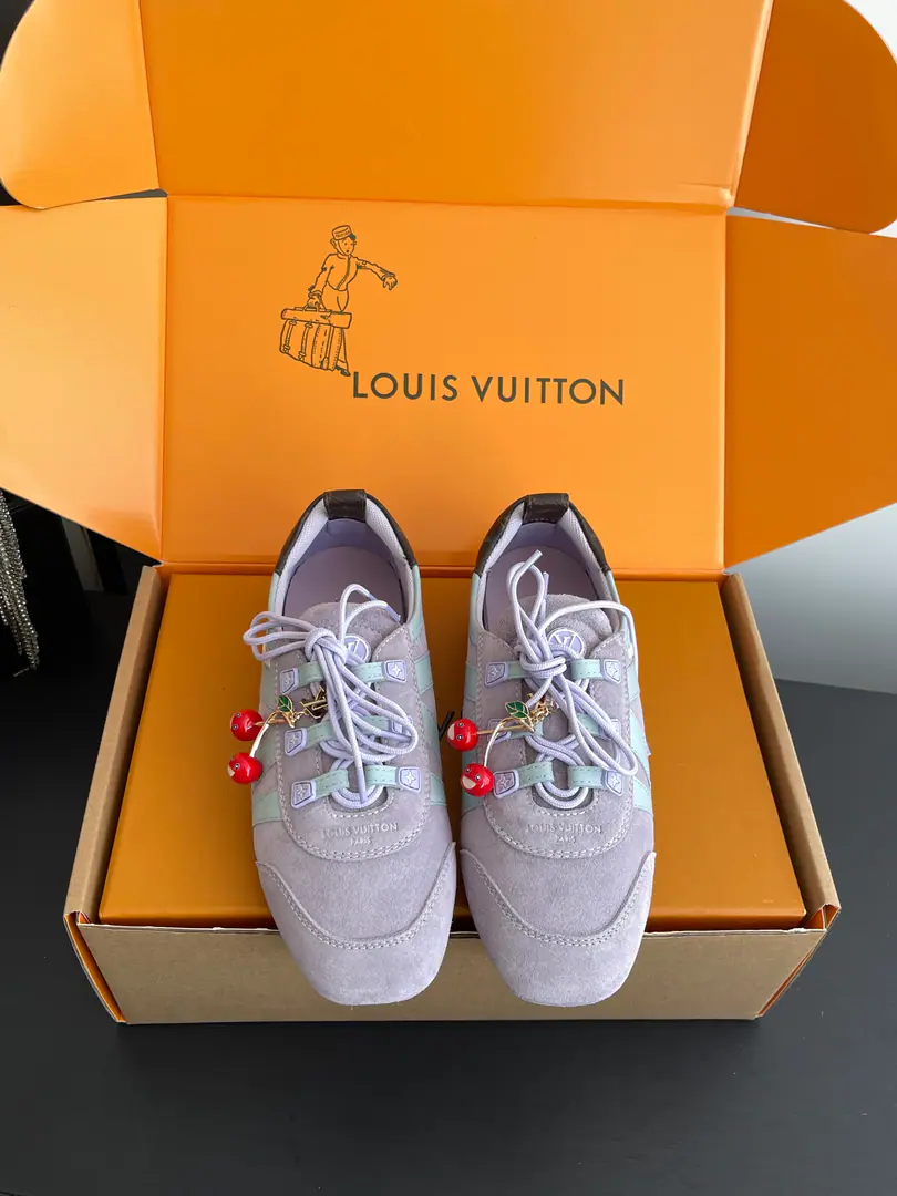 [🍒Cherry.➕60] 🏧𝐋𝐕 SneakerinaThe ballet shoes. Flat shoes, leisure shoes. Paragraph LV Sneakerina Ballet sneakers for summer., Will Monogram Daningbu is a fine match with the same colored cow leather.. The pair of shoes with the color. Monogram Flowers hanging, It's a fun one.. Sides are accelerator. LV Letter and rubber Louis Vuitton logo, The distinctive features of the current design. Monogram Daning's fabric./Cow leather./A leather belt. Louis Vuitton ElementsSacchetto Process infusion TPU Outside Codes: 35-41（40.41Do it.）