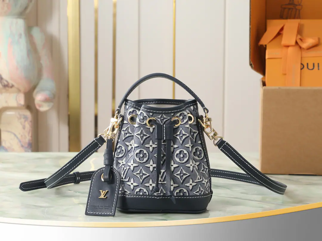 【Top First List It's so exclusive.】M2A ParagraphNano Noé The handbag.Monogram EmblemeThe pattern is a delicate, embroidery touch., It's inspired by...1896The original canvas from the year., A sophisticated configuration that accommodates daily travel requirements, The leather handle and shoulder belt can be removed and the back options expanded.. Study metal pieces and address plates to complete the whole. 13.0 x 16.0 x 10.0 centimetres (Long x High x Kuan)