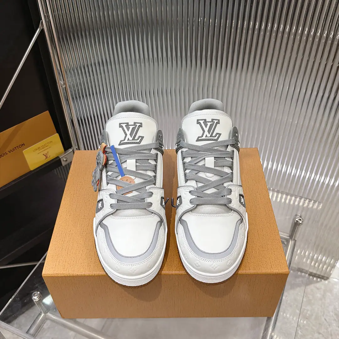 Plant Newest‼️ New money coming in.！ LV TARINELouis Vuitton. Donkey. LHome. Line limit Couple money. Leisure Sports shoes Skis. Original procurement development Make the goods. Paragraph LV Trainer The sneakers are depicting smooth cattle leather. Monogram Pattern, I'm telling you about the inspiration of the ancient basketball shoes.. A lot of shoes. LV Letter, The logo dates back to the brand. 1854 Year Send a cabinet for fine packaging🛍📦 ▪️Fabulous.: Original customized import of head-level cattle skin ▪️Uchi.: The original custom-made air network. ▪️Otsumi!: Original Open Model Slide-InTPUMaterial