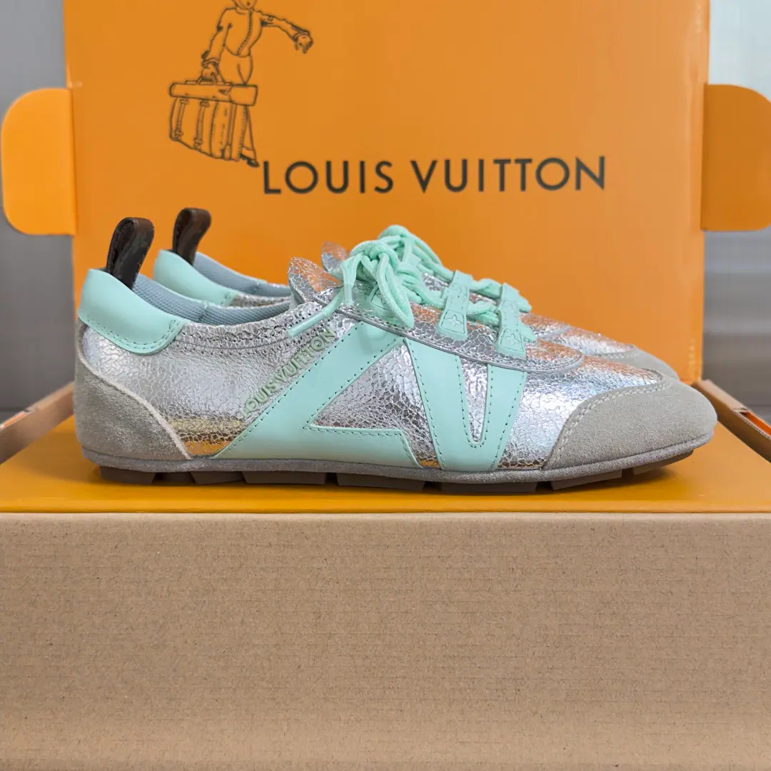 Top Version: Female LVLouis Vuitton. LHome. Donkey. LatestSneakerinaSeries Couple money. Mary Jane. Danin Cowboy. Ballet sneakers. - Tetsu. Leisure Flat shoes. Shoes. Paragraph LV Sneakerina Ballet sneakers for summer., WillMonogram Daningbu is a fine match with the same colored cow leather.. The pair of shoes with the color. Monogram Flowers hanging, It's a fun one.. Sides are accelerator. LV Letter and rubber Louis Vuitton logo, The distinctive features of the current design Send a cabinet for fine packaging🛍📦 ▪️Fabulous.: The original custom-made Danning cowboy. ▪️Uchi.: The original custom-made air network. ▪️Shoes under the sole.: Original modifierTPUMaterial ▪️Bottom: 1.5CM ▪️Size: Female35-42