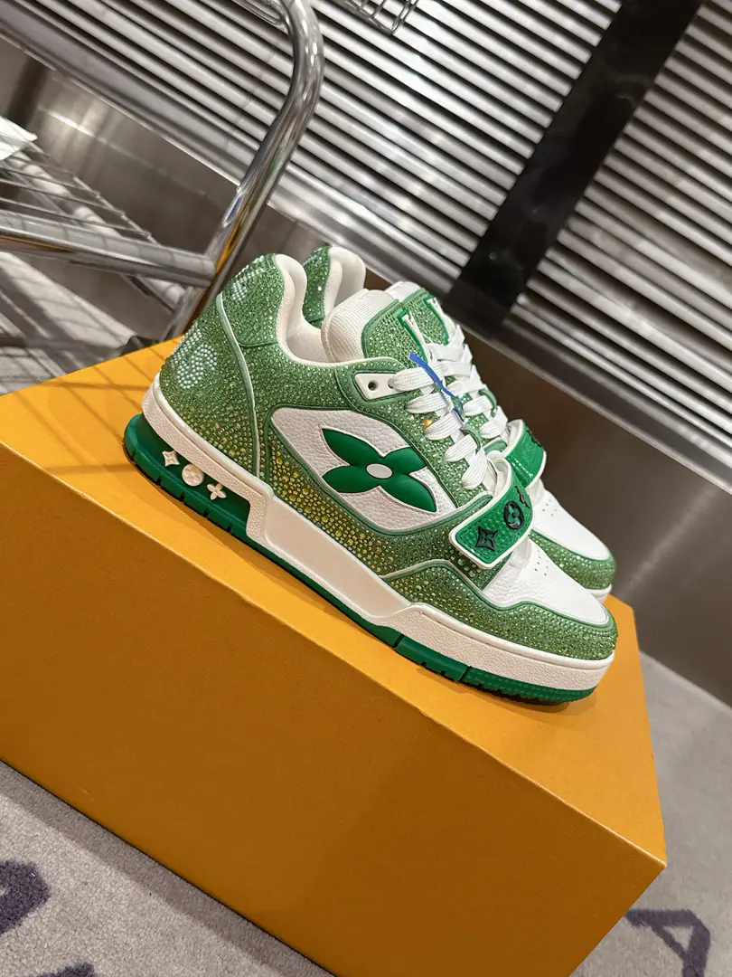 🏧𝗟𝗼𝘂𝗶𝘀𝗩𝘂𝗶𝘁𝘁𝗼𝗻Couple money.👫" LV trainerGlobal limitbulingbuling✨The top-of-the-shoe Quality of the Recreational Sports Shoes Series！ Louis Vuitton, Director of Art.Virgil Abloh The new revolutionary work that we've brought in. I want to put street style into shoe-shoe fashion., More young., Diversity. You're more personal with different socks.😍 Original custom-made cow skin.A special stamped cowboy cloth package. The luxuries of the membrane crystals can't drill. Packet process Solid sewn by locks TPUThe original is comfortable. Full package with original gift box Size35-45 [Women40.41Men45Do it.]