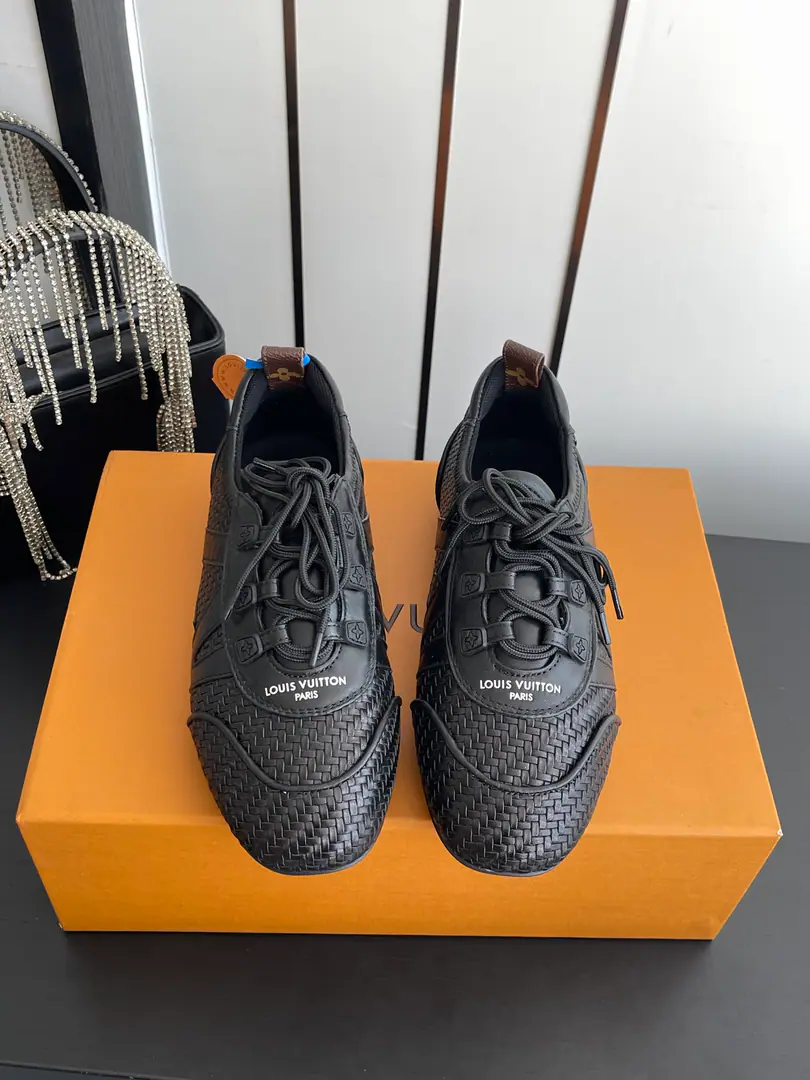 🏧𝐋𝐕New Series Ballet sneakers. - Tetsu. Sneakerina Ballet wind shoes make flow lines with silky cow leather. The comfort of lightly shaped and sports shoes with ballet shoes. Side LV MarkingMonogram After the canvas, bring the details. Sacchetto Process and TPU The outside is a softer dress. Three pieces of accessories. Make it work.. The original top-of-the-wall cow.+Weaver materials Inside, customize the air network using the original. Original version to open NoteTPUMaterial Codes: 35-42（40.41.42Do it.）