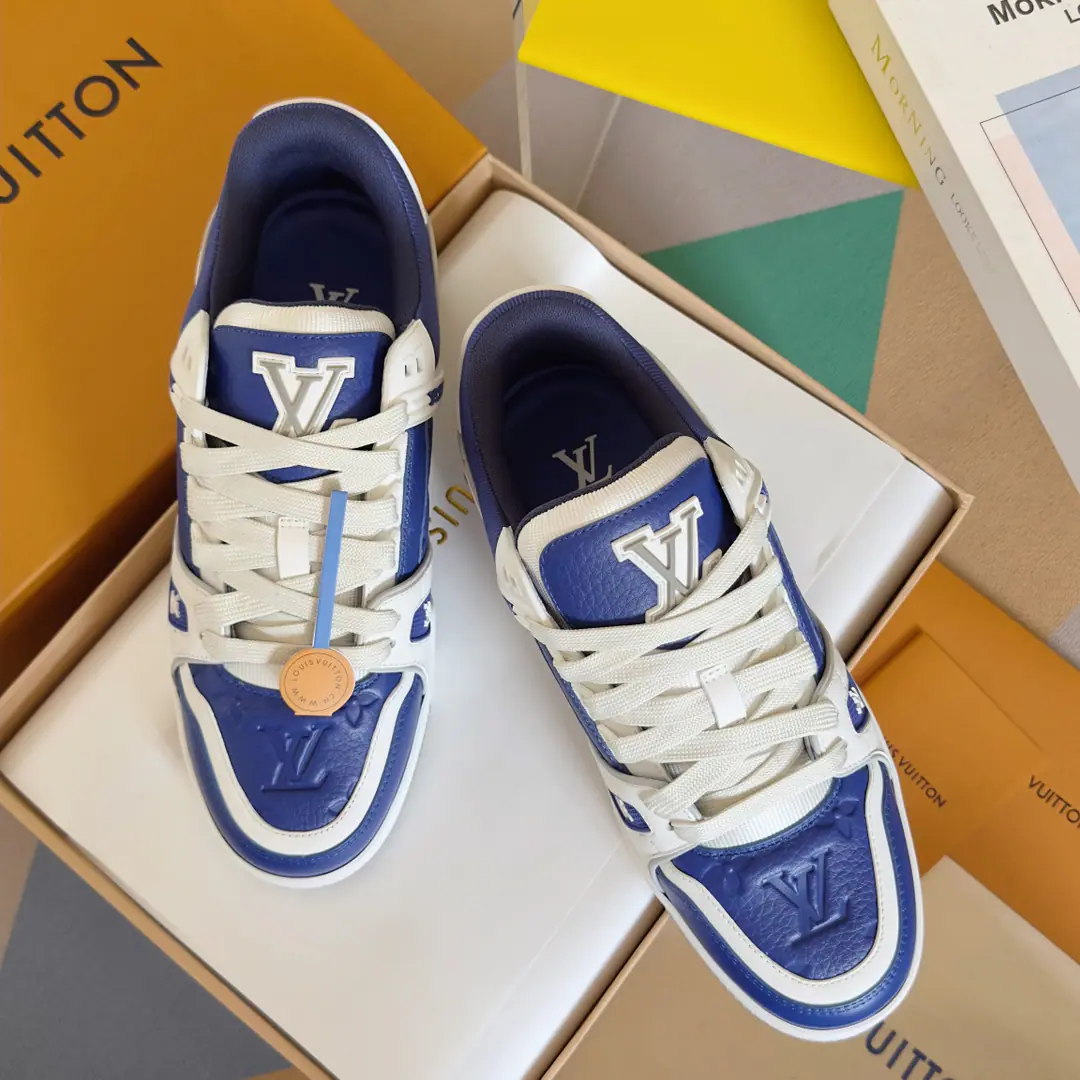 Top Version: Couple money. LV TARINELouis Vuitton. Donkey. LHome. Couple money. Leisure Sports shoes Skis. Original procurement development Make the goods. Paragraph LV Trainer The sports shoes are inspired by the leather of a peared cow to recreate the ancient basketball shoes., And then we'll make it out in bright colors. LV Colormania Series Identity. Shoe. LV Alphabet and external Monogram The rubber labels, flowers and so on, perfected the whole thing. Send a cabinet for fine packaging🛍📦 ▪️Fabulous.: Original customized import of head-level cattle skin ▪️Uchi.: The original custom-made air network. ▪️Otsumi!: Original Open Model Slide-InTPUGroup Bottom ▪️Bottom: 3CM ▪️Size: Female35-41 / Men38-46