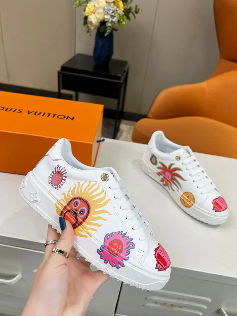 LVWhite Shoes Paragraph Time Out LVThe sneakers are silk-coated., ♪ With a bright colour ♪. 5DPrint flowers to be planted on the thick rubber outside., Codes: 35-42（42Make a reservation.）Men's code number38-45.Welcome to the top one.！