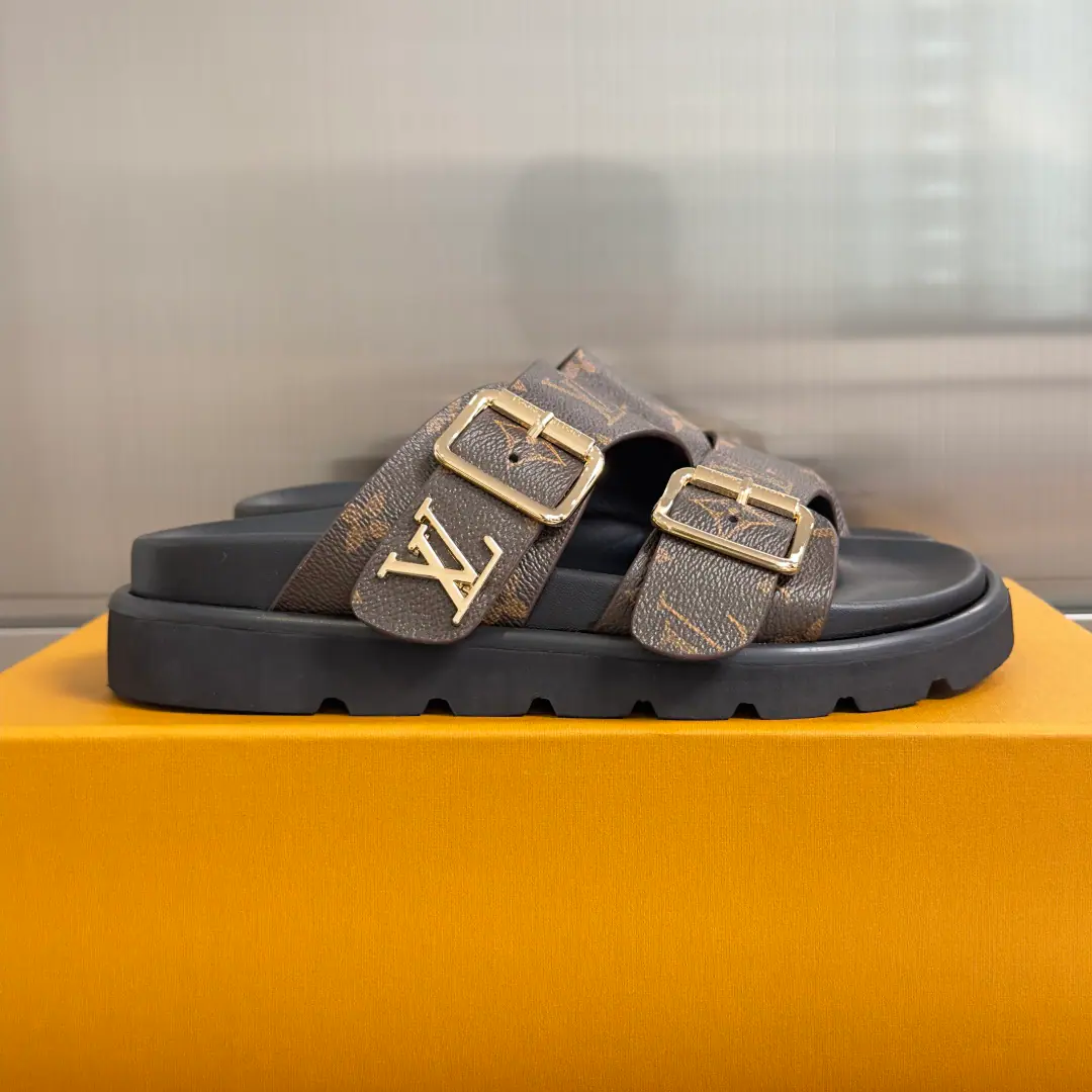 Top Version:Couple money. LVLouis Vuitton. LHome. Donkey. Thick Double buttons. Floor Beach shoes. Shoes. LVThis pair of pairs of thick slippers., Metal double button, It's a very good touch.！Dark design, I'm getting taller and comfortable., I'm always wearing clothes or on vacation.. Metal buttons are reconciled, Foot-tailed, Fashionable and practical, It's the high end of the summer. Send a cabinet for fine packaging🛍📦 ▪️Fabulous.: Original customized import of head-level cattle skin ▪️Uchi.: Import soft skin ▪️Shoes under the sole.: Original model rubber bubble material ▪️Bottom: 3CM ▪️Size: Female35-42（40 41 42I'll make sure I don't change it.） ▪️Size: Men39-46（45 46 I'll make sure I don't change it.）