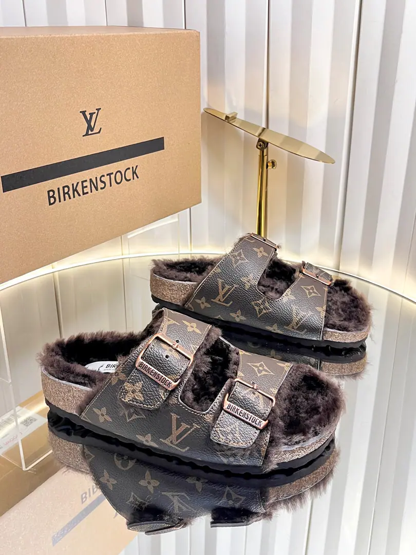 Women（Top Version）Furry slippers. Louis Vuitton × BIRKENSTOCKJoint Cooperation FundBostonSoft-bed slippers.Lv Bulken Muller wool slippers. The classic Bulcan soft-bed slippers were launched., A brand is a shoe type., The structure is based on the human engineering design., Let's make our feet completely free and comfortable., So the footbed is fully radian-tuned.. Summer inflammation., A pair of light and comfortable slippers., This oak wood bourken softwood slippers, Muller's shoes, and the old, leisure sand beach girl tows., It's a rescue.！ Shoe.: Customize old flower skins➕Cows are counter-feat. Uchi.: Bullskins. Shoes under the sole.: Original OpenEVASuper light material Codes: 35-46（Women40.41Men38.45.46Custom without re-offer）