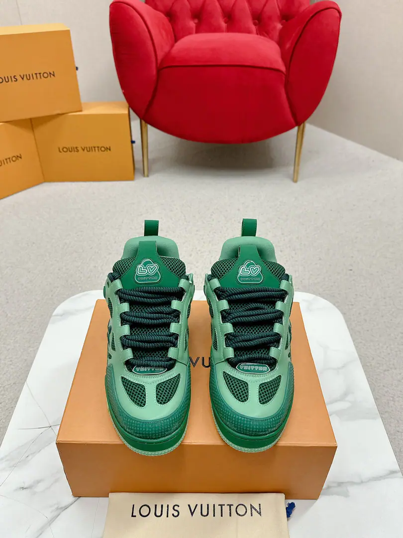 🅿️ Louis Vuiton·Louis Vuitton.🍀 🍀 LV SkateA series of bread shoes.-Skis.-Basketball shoes.-Leisure sports shoes Top Version🔝Original purchase development for sale👍🏻[Fireworks]LV SkateFrom2020Start extensionThe ViewProfessional skateboarding., It's been going on.90The big ones.. The designers added the stylish element., Like open-faced shoes and tongues and direction.Axion, esandDCThe strap of honor.. This one.LVSK8The sneakers are different from the typical skateboard shoes., It's made of cowbucks., WithTPUArranged andMonogramTexture. And finally..., And on his heels and his tongue.logoAnd the side flower pattern.. ☑️ Fabulous.:Original customized head-level cattle skin+Airnet. ☑️ Uchi.:The original imported air network. ☑️ Codes:Women35-40 Men39-44（Women40 Men45.46Custom No re-election.）