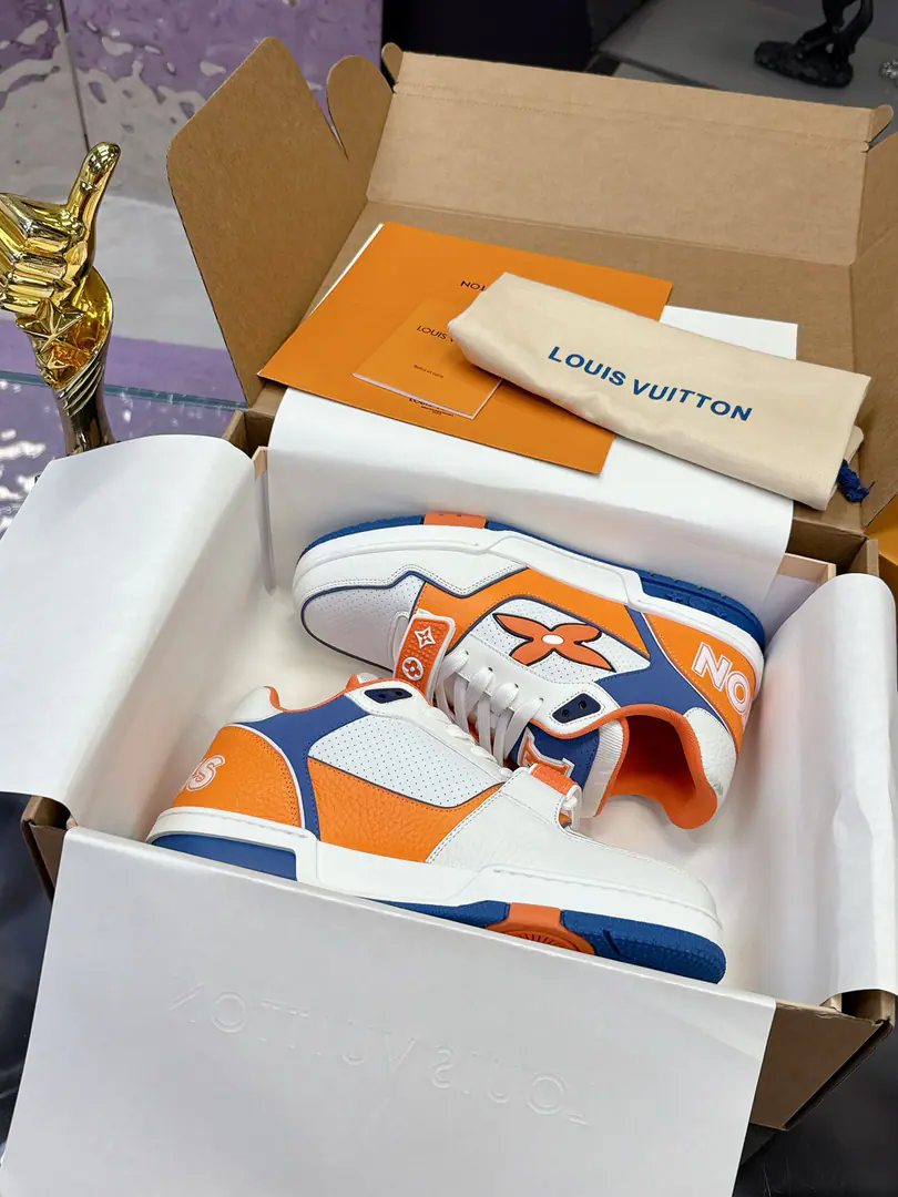 Plant Top VersionLVA new magic stick. Couple money. LV Louis Vuitton.LHome. Trainer 25- Open spring./New paragraph Leisure Sports shoes Skis. LV Trainer The inspiration for sneakers is from the ancient basketball shoes., Representative Virgil Abloh The idea of a landmark design A contemporary show of the ancient basketball shoes.. Pyre leather. The latter echoes the designs of the season's dressmaking series.. Monogram Flowers on the rubber bottom, LV Letters with shoe tongues. ✔️Fabulous.: Original customized head-level cattle skin ✔️Uchi.: The original custom-made air network. ✔️Otsumi!: DoubleTPUGroup Bottom ✔️Bottom: 3CM ✔️Size: 35-45