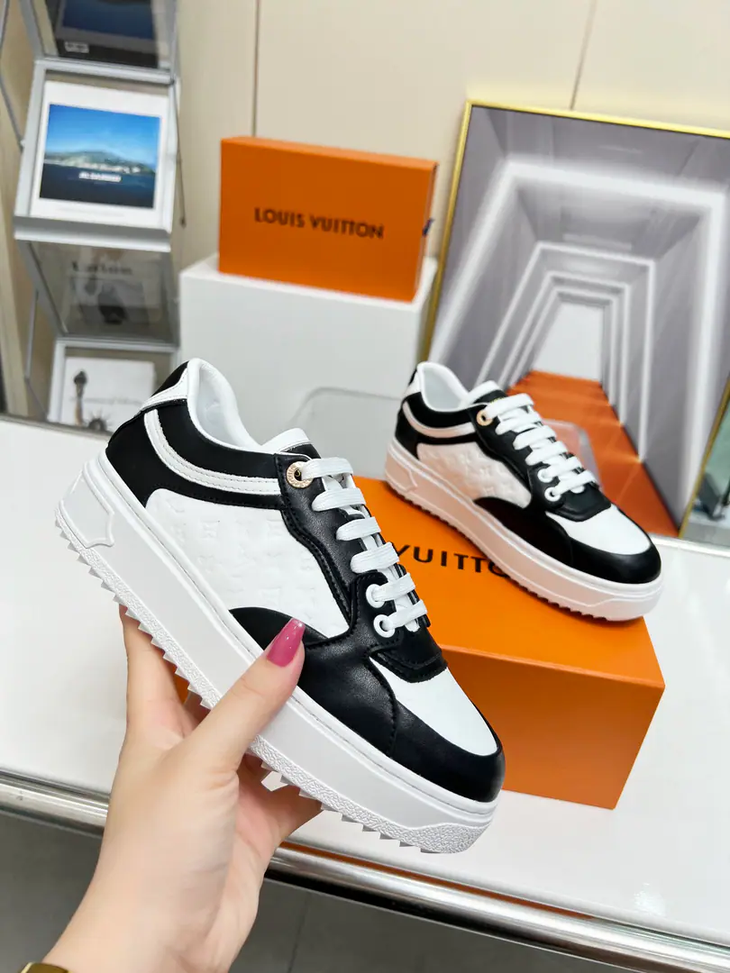LVWhite shoes. Paragraph Time Out Sports shoes combined with fury cattle leather and Monogram Skins of the oxen., Re-design Louis Vuitton's iconic shoe-shoes.. We're gonna get a thick rubber surface. 3D Louis Vuitton logo, The cotton shoelaces and the metal-marked eyes are rich in detail.. Fabulous.: Silk cow skin.+High-wild-bre-bow., The inside sheep., Skins of feet.. Codes35-41
