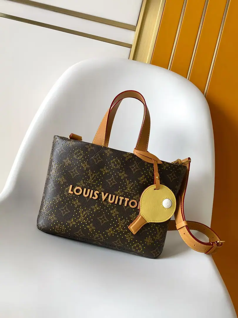 M29304 Top First List Paragraph Mini Shopper Tote Use the handbag. Monogram Grid The canvas., Yes. Monogram The canvas is in the pits of the piercing., ♪ And the sky is on the inside ♪. The top handle and the sundry straps that can be removed and reconciled provide multiple back options, Ping-pong ping-pong decorated with a little sports style.. 26 x 20 x 10 (centimetres) ((Long x High x Kuan) • Monogram Grid Tiled canvas. • The leather side of the cow. • Microfibre liner • Make old metal pieces • - Clips. • The front is covered with Louis Vuitton embroidery. • Main Layer • Inline bag • Disassemble ping-pong ping-pong ping-pong. • Shoulder belt.: Disableable, Adjustable • Half a band.: 43.5 centimetres • Half a length of the belt can be moved.: 56.0 centimetres • Hand handle.: Hand handle.